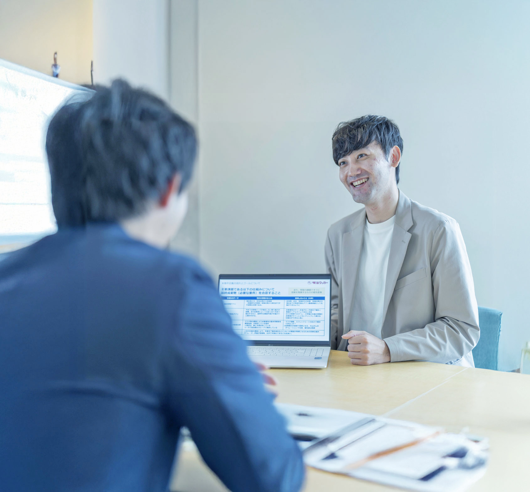 DX 支援の打ち合わせをする担当者の様子